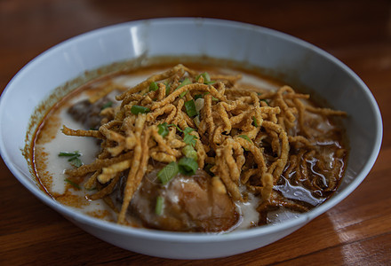 泰国北部风格 面条汤和鸡肉卷大豆辣椒餐厅美食食谱椰子柠檬营养美味草本植物图片