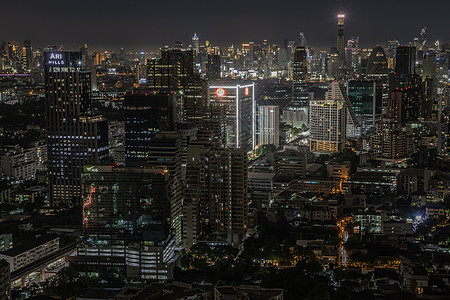 这座摩天大楼曼谷市中心城市风景与夜里摩天大楼 让这座城市拥有现代风格地平线建筑物场景住宅建筑日落首都地标天际街道背景