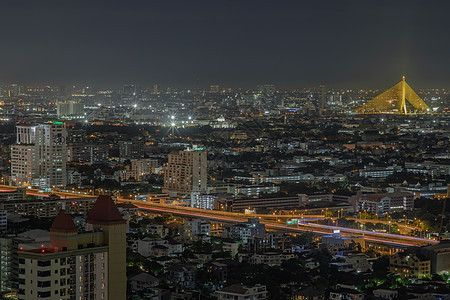 曼谷市中心城市风景与夜里摩天大楼 让这座城市拥有现代风格建筑物旅游城市办公室首都景观戏剧性鸟瞰图场景住宅图片