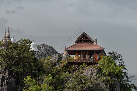 在庙悬崖高山顶的塔果达艺术旅游宗教宝塔旅行建筑佛教徒历史性地标文化图片