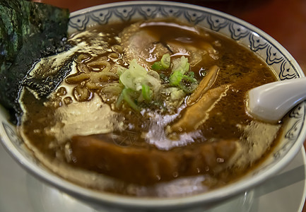 用日本竹子鸡肉烤焦猪肉配送的意大利拉面汤 切海草和扇菜图片