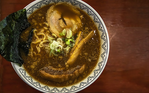 日本拉面汤配有日本竹子 切片海草和扇菜的火腿美食盘子食物香葱烹饪拉面大豆面条午餐洋葱图片