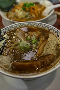日本拉面汤配有日本竹子 切片海草和扇菜的火腿香葱肉汤酱油美食午餐洋葱猪肉大豆烹饪拉面图片
