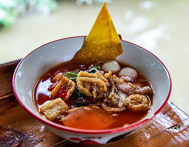 碗里有粉红汤的泰国面条午餐厨房胡椒餐厅盘子鱼丸猪肉蔬菜美食豆腐图片