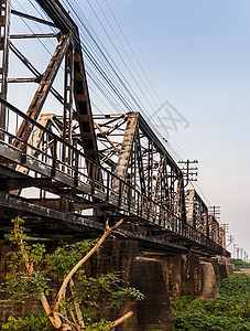 黑桥或蓝邦铁路桥上的旧铁路轨迹场景旅游街道蓝天建筑树木城市车站火车运输图片