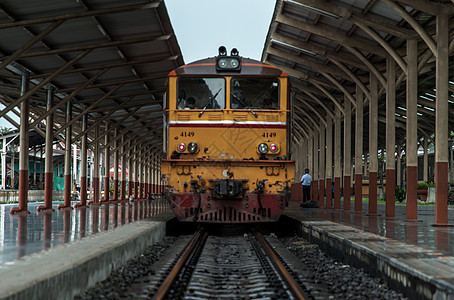 该列车停在清迈火车站等待乘客的平台上 空位过境建筑学机车场景车站柴油机城市旅行铁路交通图片