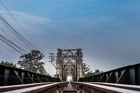 黑桥或蓝邦铁路桥上的旧铁路轨迹场景工程天空金属车站火车旅行建筑蓝天运输图片