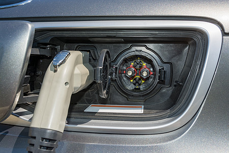 电源插座连接到一辆汽车 供加油站充电池用图片