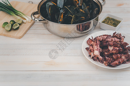 在泰国海产食品市场上大灰和煮熟的海鲜烧烤食物章鱼餐厅美食美味柠檬烹饪午餐炙烤图片