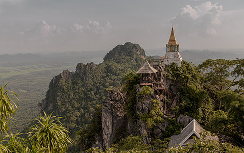 在庙悬崖高山顶的塔果达艺术宝塔文化寺庙装饰旅游宗教岩石地标佛教徒图片