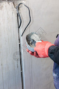 电工会用石膏洞和插座及铁丝网的通道油灰工匠房间装修钻孔工作电气家务修理工砂浆图片