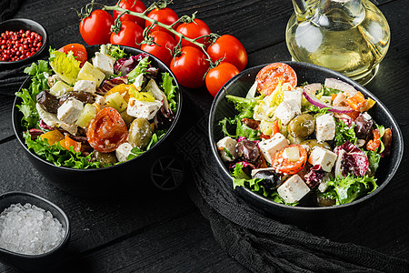 希腊沙拉 番茄 胡椒 橄榄和Feta奶酪 黑木制桌底餐厅白色背景食物黄瓜午餐绿色美食立方体桌子图片