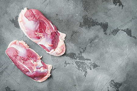 新鲜鸭肉作为食物 原始鸭乳 灰石底面 顶端视野平板 有复制空间和文字空间图片