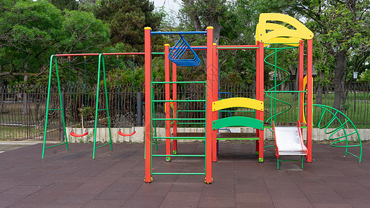 在公共公园的多彩儿童游乐场活动图片