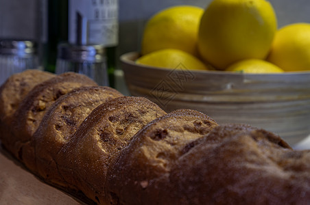 厨房桌上的法式面包和柠檬图片