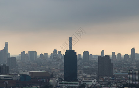 在日落前的曼谷市风景 产生了强烈的情绪 准备迎接未来的一天 笑声橙子黄金天空剪影天堂天气太阳戏剧性天际蓝色图片