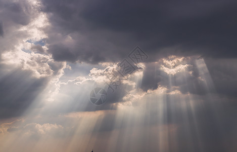 阳光穿过云层闪耀太阳气氛晴天蓝色天际天空射线天气场景天堂图片