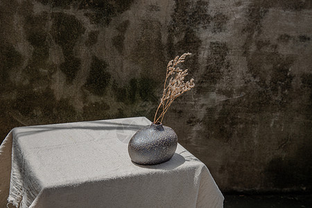 桌上手工陶瓷花瓶中的干花 家居装饰印花布叶子艺术陶器热情潮人麻布织物地面工艺图片