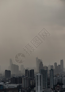 曼谷的景象是城市摩天大楼在雨前被浓密的烟雾覆盖地平线地标浓雾天际场景日落天空太阳景观天堂图片