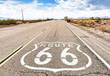 66号公路路标有蓝天背景 旅行和探险的经典概念以古老方式进行发动机指示牌天空运输汽车蓝色国家交通乡愁历史性图片