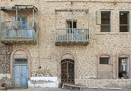 废弃的埃及人房屋中的旧木制门道窗户石头历史风化阳台快门建筑学房子木头乡村图片