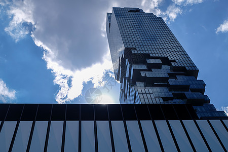 仰望着马哈纳克国王的摩天大楼建筑物市中心景观地标商业王权玻璃旅游财产中心图片