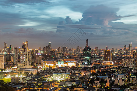 曼谷市中心城市风景在商业区 晚上亮着明亮的灯光日落建筑物城市旅游旅行景观天际住宅基础设施首都图片