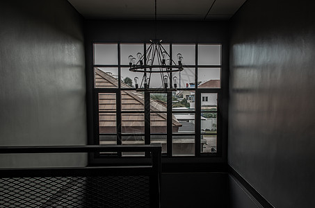 从一楼到二楼的楼梯上看到窗户 在阁楼风格的房子里图片