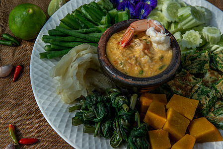 泰式传统食物 虾虾 蔬菜和焦糖蛋白盘子餐厅敷料课程用餐美食辣椒黄瓜烹饪文化背景图片