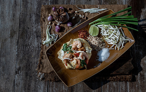 以鸡蛋Pad Thai包装的炸薯面和虾 这是外籍游客最受欢迎的食物烹饪文化面条美食辣椒摄影蔬菜厨房香菜柠檬图片