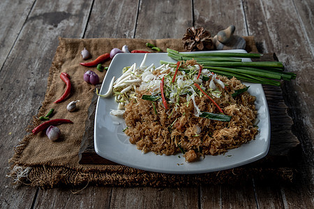 亚洲美食 Mee Grob 是一种糖醋脆皮面 由泰国米粉和白盘糖醋酱制成 Sweet面条课程文化食物炒面香菜餐厅草本植物烹饪厨房图片