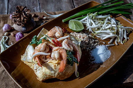 海鲜包装以鸡蛋Pad Thai包装的炸薯面和虾 这是外籍游客最受欢迎的食物美食摄影厨房香菜对虾柠檬烹饪面条文化辣椒背景