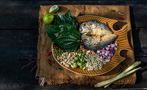 泰国传统食物 炸竹鱼配有新鲜蔬菜和草药 这是泰国食品 叫做厨师文化辣椒鲐鱼课程柠檬烹饪用餐面粉餐厅图片