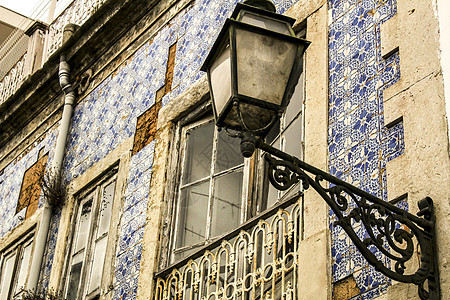 里斯本的古老多彩和繁华的外墙窗户城市生活建筑学场景阳台首都城市房地产街道旅游图片