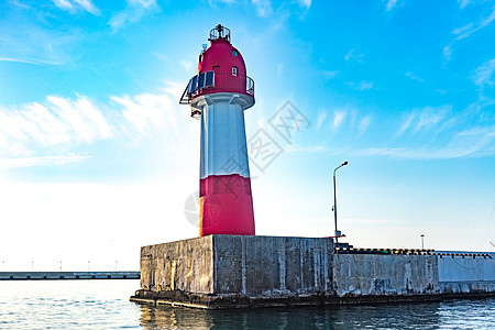 海港防波堤上的导航灯塔 在港口的防水塔上图片