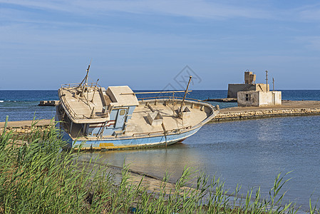 遗弃在海滩上的旧船沉船废弃船只海岸曲儿渔船木头码头环境天空港口海洋桅杆图片