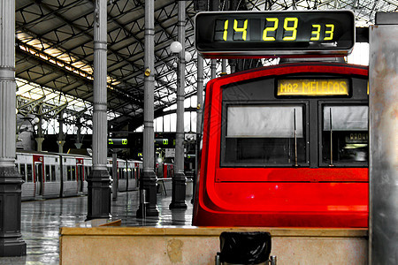 里斯本Rossio火车站的红列车图片