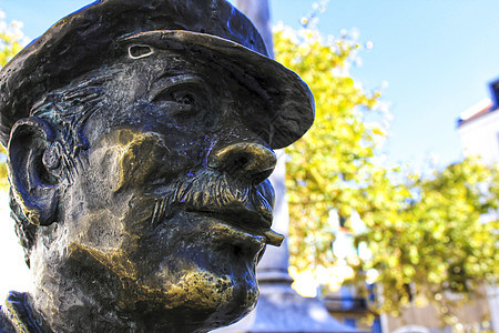 秋天里斯本一个广场雕像的青铜脸图片