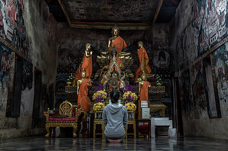 佛教寺庙坐在拉查布里PhotharamRatchaburi的佛教徒文化信仰艺术精舍建筑学金刚女士背景