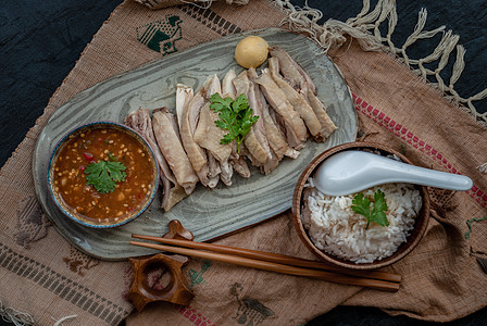 亚洲食品风格的马铃薯蒸鸡和大米以及陶瓷盘上的酱汁猪肉萝卜盘子食物辣椒筷子美食黄豆烹饪午餐图片