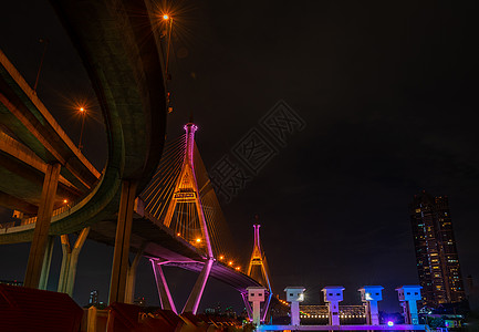 也偶尔被称作工业环桥 在泰国的夜间现场点亮洪门和聚光灯景观灯光建筑地标曲线首都电缆城市密蓬图片