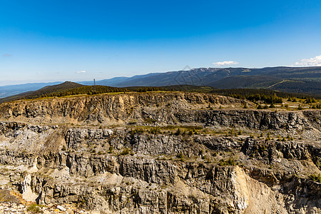 在阳光明媚的日子里 Quartz山脉矿山 Stanislaw天空风景晴天悬崖发掘岩石石英太阳丘陵石头图片