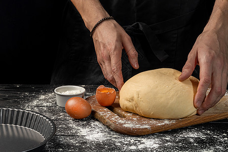 做自家做的面包 一步一步的指令 厨师塑造了面团 木质背景母猪面粉擀面杖洋葱脂肪酵母厨房糕点深层碎肉图片