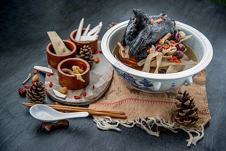 中国传统滋补养生炖汤 炖乌骨鸡 中国乌鸡汤 这种汤在中国菜和亚洲菜中非常有名 作为健康汤 食物作为药物中医浆果调味品中草药肉桂午图片