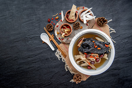 中国传统滋补养生炖汤 炖乌骨鸡 中国乌鸡汤 这种汤在中国菜和亚洲菜中非常有名 作为健康汤 食物作为药物烹饪美食调味品中医盘子芳香图片