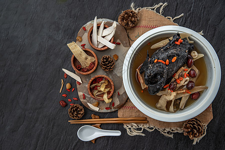 中国传统滋补养生炖汤 炖乌骨鸡 中国乌鸡汤 这种汤在中国菜和亚洲菜中非常有名 作为健康汤 食物作为药物中草药午餐浆果调味品盘子美图片
