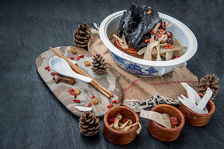 中国传统滋补养生炖汤 炖乌骨鸡 中国乌鸡汤 这种汤在中国菜和亚洲菜中非常有名 作为健康汤 食物作为药物肉桂美食盘子浆果调味品中医图片