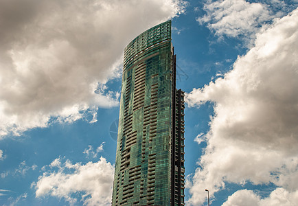 方形几何镜照在现代建筑上 有重复结构 反射天空和云层玻璃城市建筑学商业蓝色金融图片