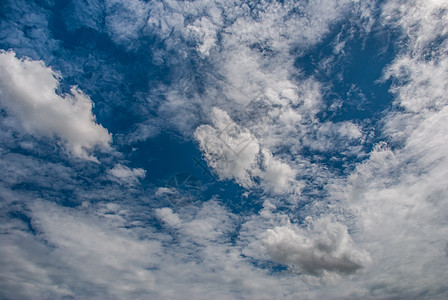 戏剧性的天空与暴风雨的云彩美丽多云的天空鼓舞人心的概念阳光艺术天堂日光背景图片