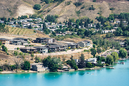 靠近Kalamalka湖滨水区的郊区居民住宅区块面积图片